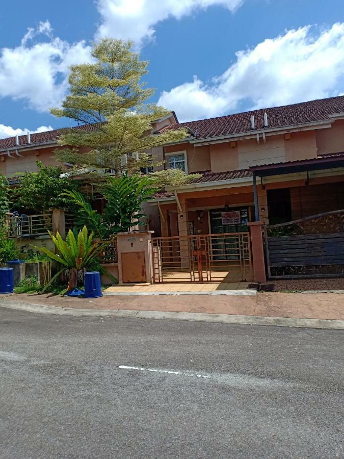 Muslim Dinaim Homestay Tanjong Malim Exterior foto